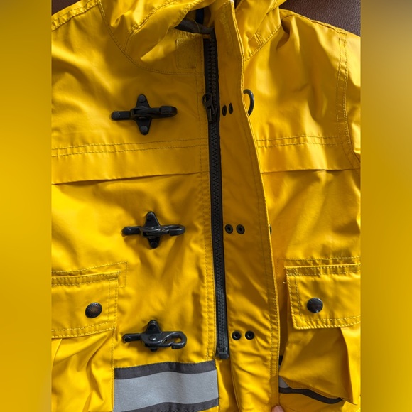 BabyGAP Rain Jacket with Toggles (2T) - Picture 4 of 8